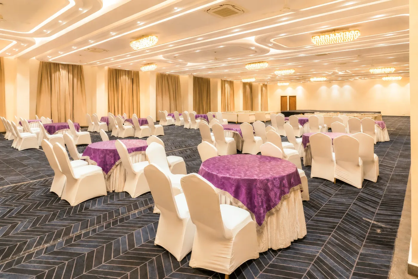 The Lawn — weddings up to 600 guests